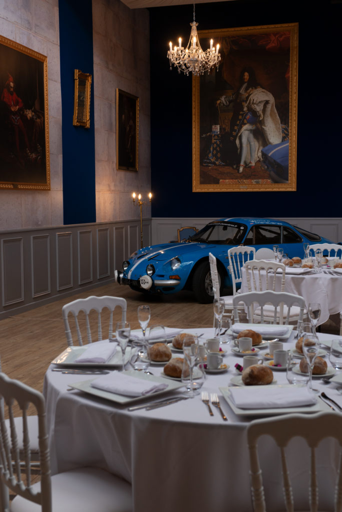Table à manger et décoration voiture de collection