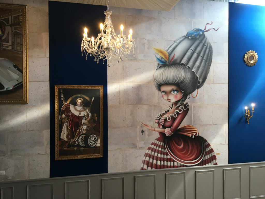 Décoration de garage vintage avec peinture baroque