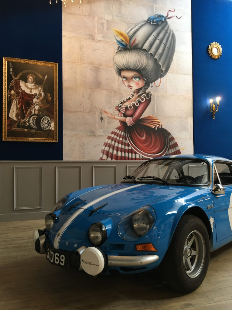 Décoration de garage vintage avec peinture baroque et voiture de collection