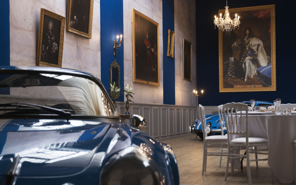 Table à manger et décoration voiture de collection