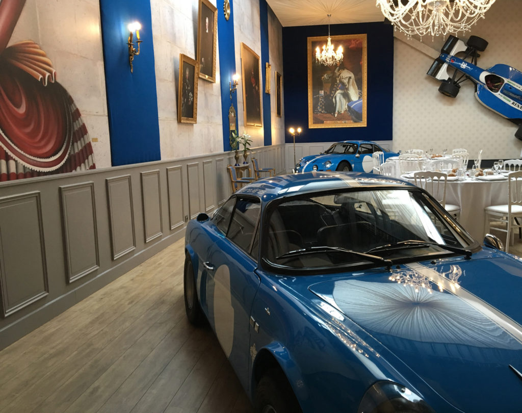 Table à manger et décoration voiture de collection