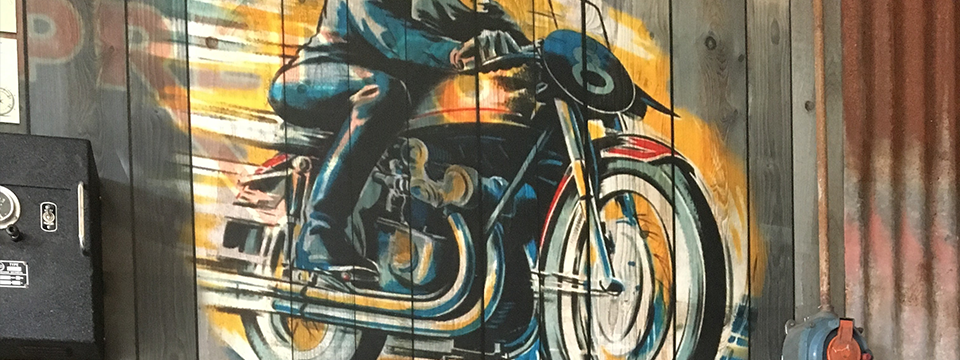 Peinture d'une moto dans un garage